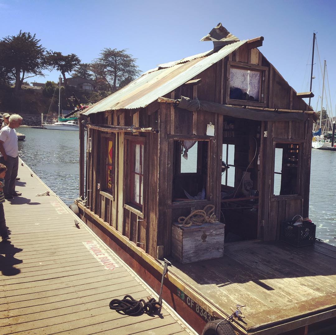 Harbor lyfe in the shantyboat