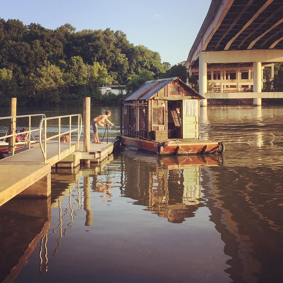 The shantyboat is afloat in the Tennessee River!