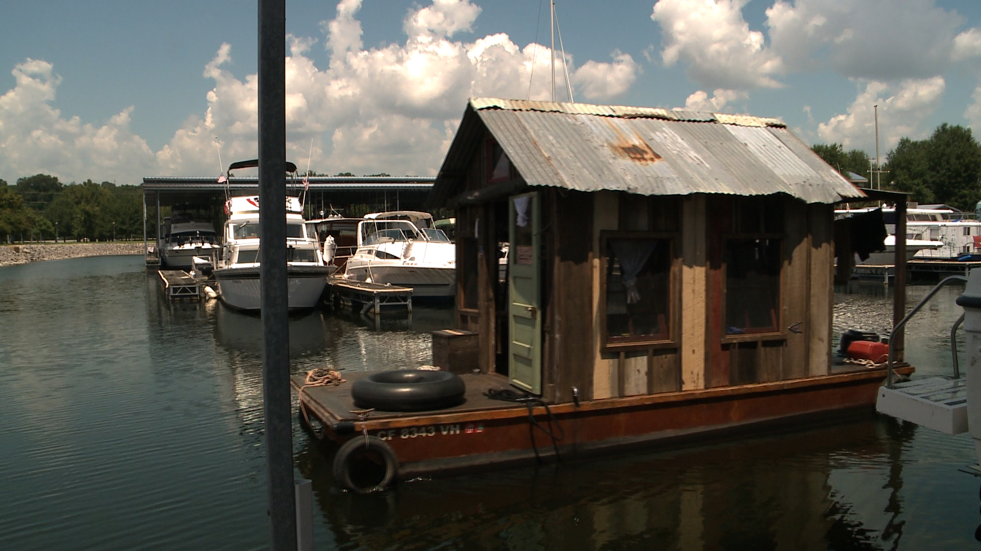 Alabama WHNT: California man lives on a ‘Shanty Boat’ documenting Florence residents