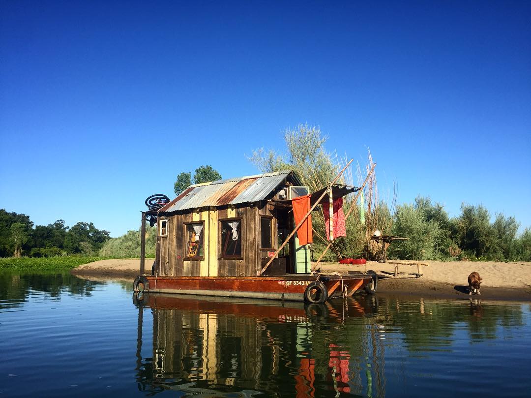 Shantyboat ready for a morning launch