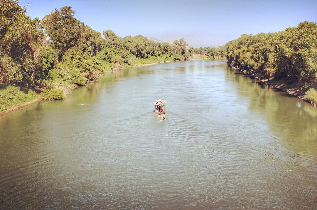 Shantyboat on the wide Sacramento. Photo by Mike Garofalo