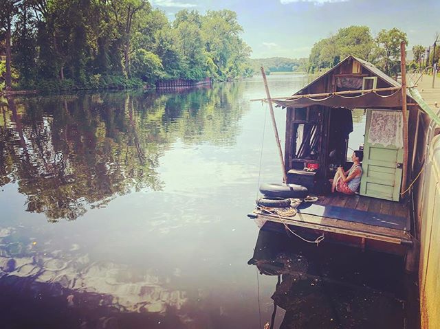 Secret History shantyboat in Fort Edward’s Yacht Basin