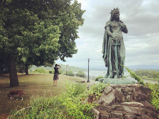 So far, we are impressed by Hudson‘s necklace a beautiful parks above the bluff. Hudsons middle-of-the-river lighthouse in the background