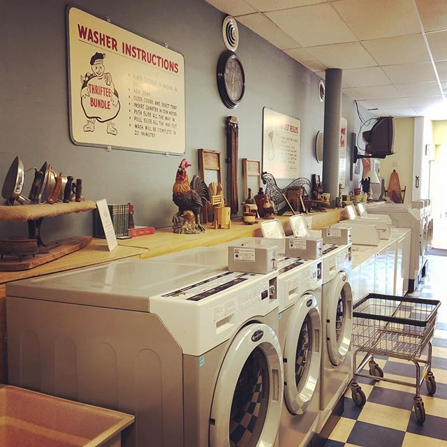 Back up in Whitehall, drop in to visit our favorite laundromat so far. #shantyboat #laudromat