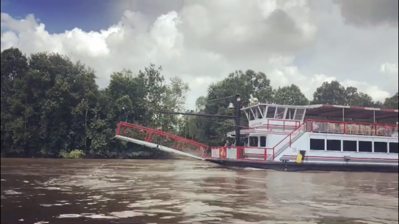 The Valley Gem makes way up the Muskingum River at the Marietta waterfront