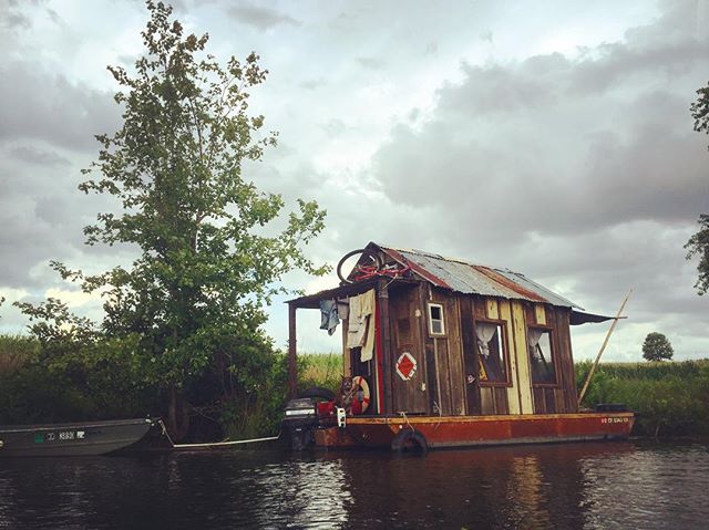 Old photo of the shantyboat on the Tennessee River